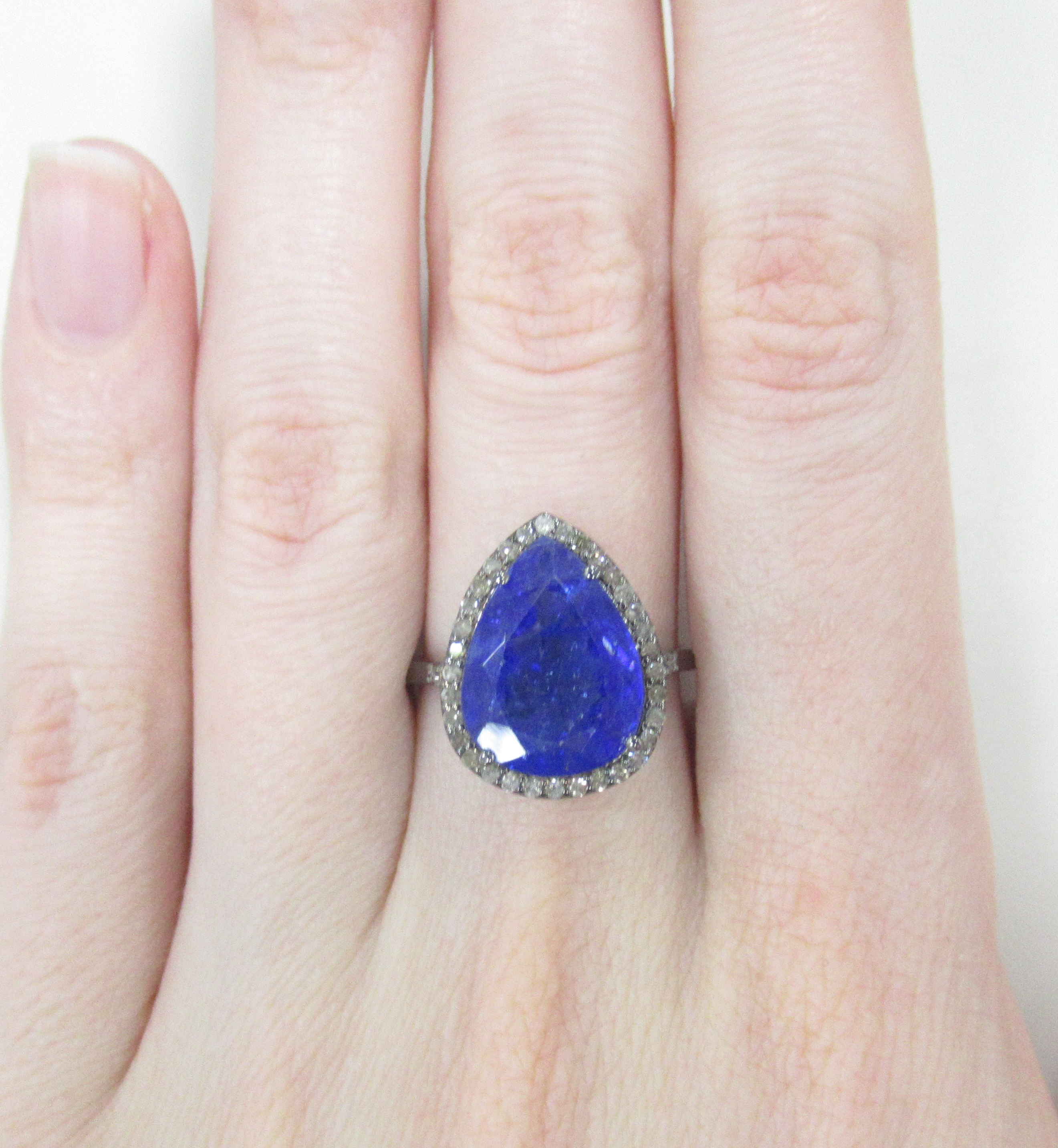 Серебряное кольцо 925 пробы; родий черный; вставки 1 Танзанит 6,4ct; 43 Бр.Кр-17 0,35ct 3/3;